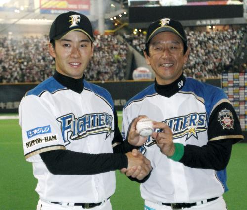 プロ初の完投勝利を挙げた日本ハム・斎藤（左）とウイニングボールを手にする栗山監督