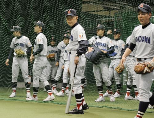 室内練習場で選手を指導する横浜の渡辺監督（中央）