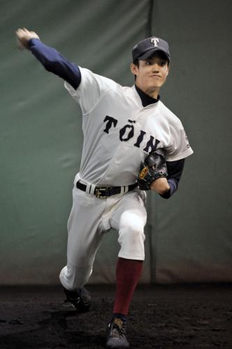 選抜高校野球大会決勝が悪天候で中止となり、甲子園球場の室内練習場で調整する大阪桐蔭・藤浪