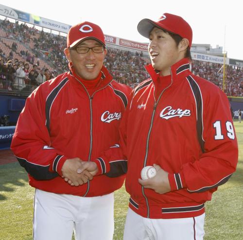 野村監督（左）と笑顔で握手をする、プロ初勝利を挙げた広島・野村