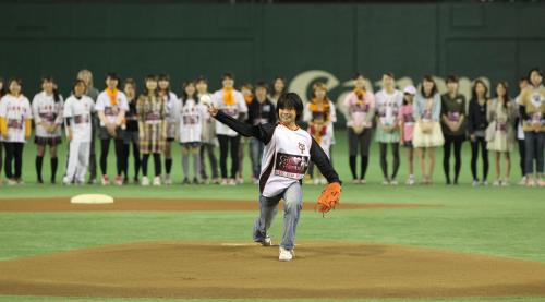 ＜巨・中＞３００名の躍動ガールズを代表して石井芳歩さんが始球式を行う