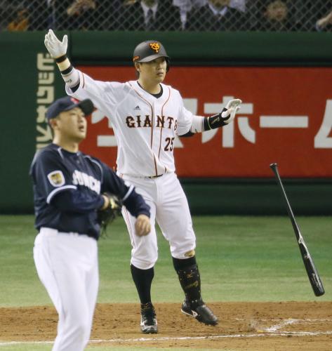 ８回巨人１死二塁、村田が左越えにチーム今季初本塁打となる２ランを放つ。投手小林正
