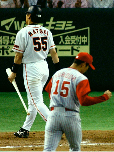 ０２年９月７日、巨人・松井秀喜（左）を見逃し三振に打ち取りガッツポーズの広島・黒田博樹