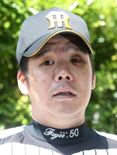 練習後、記者の質問に答える阪神・藤井彰の左目が痛々しい