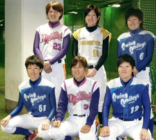 プロリーグから女子野球の日本代表候補に新たに加わった小西美加（後列中央）ら６選手