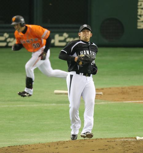 ＜巨・神＞２回２死一、二塁、加治前（左）に先制の中前適時打を打たれる阪神・岩田