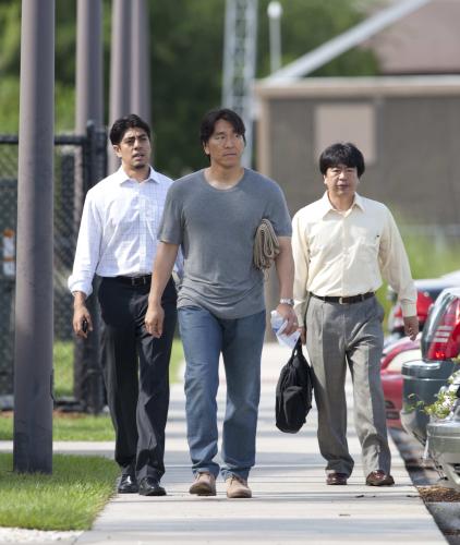 入団会見後、練習を行う施設を見学した松井秀喜（中）とカーロン通訳（左）、広岡広報（右）