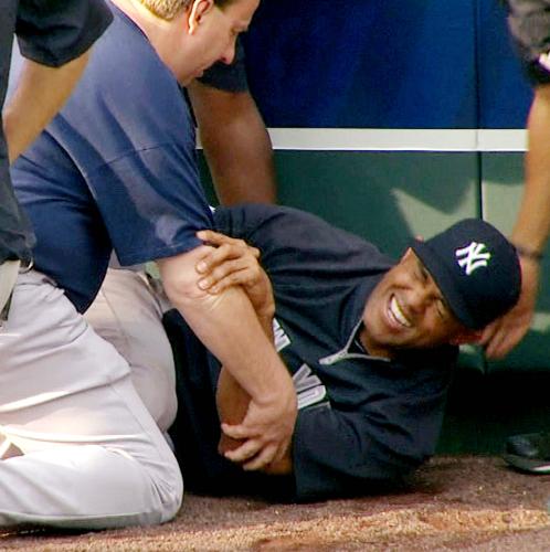 打撃練習の打球を追い右膝をひねって倒れ、苦痛に顔をゆがめるヤンキースのリベラ