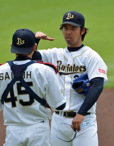 投球練習後、斉藤と話すオリックス・井川（右）