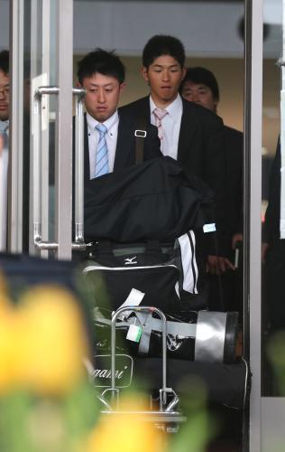 新潟空港に到着した今成（左）と田上は荷物を乗せた台車が空港の扉を通ることができずに戸惑う
