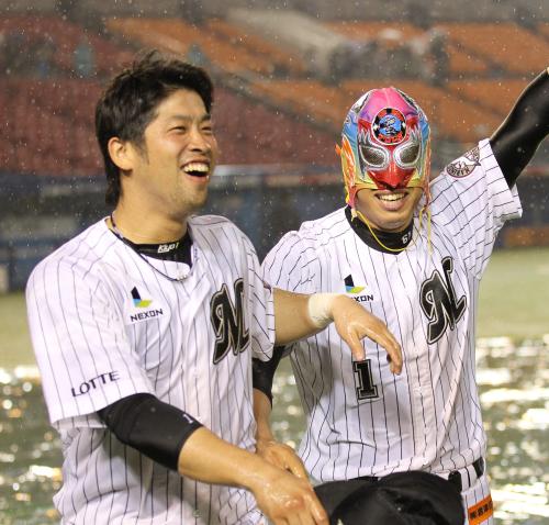 ＜ロ・西＞５回コールドゲームで勝利をおさめたロッテナイン。雨の中、試合再開を待っていてくれたファンにスライディング披露した清田（左）となぞのマスクマン