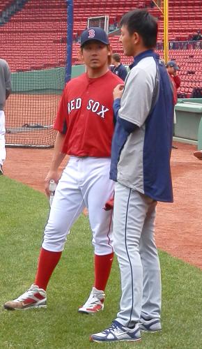 レッドソックス・松坂（左）はブルペン投球後にマリナーズ・岩隈（右）と話し合う