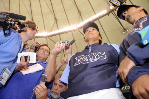 試合前、報道陣の質問に答えるレイズ・松井秀喜外野手