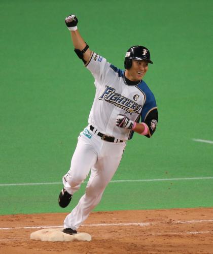 ＜日・神＞１０回１死満塁、田中賢はサヨナラ適時打を放ちガッツポーズ
