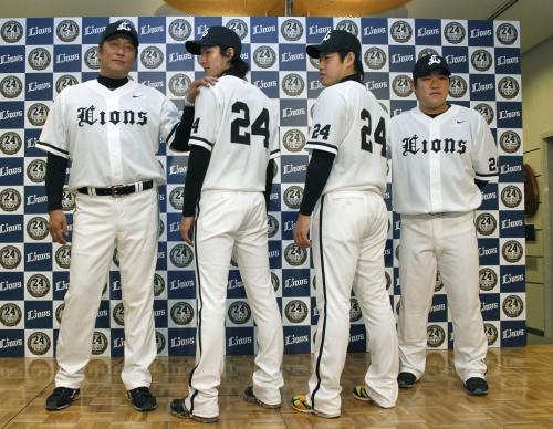 永久欠番となった故稲尾和久氏の背番号「24」のユニホームを披露する（左から）西武・渡辺監督、岸、牧田、中村