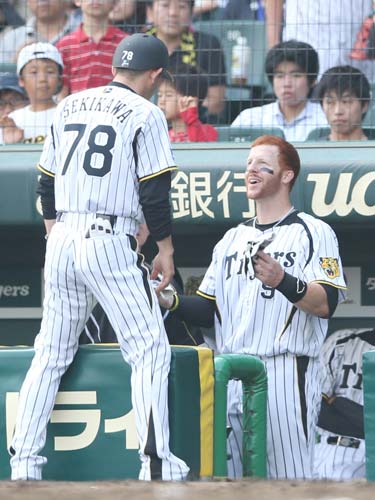 ＜神・オ＞４回、緩慢な守備で点を与えたマートンは、ベンチで関川コーチ（左）から説教される