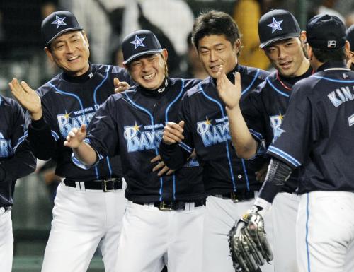 阪神に逆転勝ちし、選手を迎えるＤｅＮＡの（左から）中畑監督、先発の高崎ら