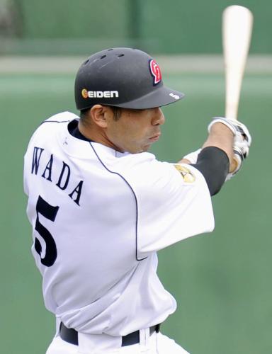 ５回中日１死一塁、和田が右中間に勝ち越しの二塁打を放つ