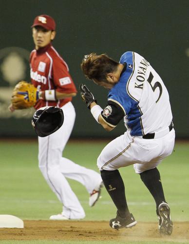１回、楽天・松井の送球をヘルメットに受け途中交代した日本ハム・小谷野（５）。左は二塁手藤田