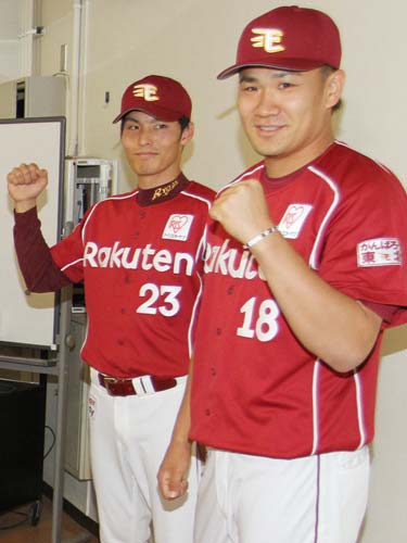 選手間投票で球宴に選ばれた楽天の聖沢（左）と田中