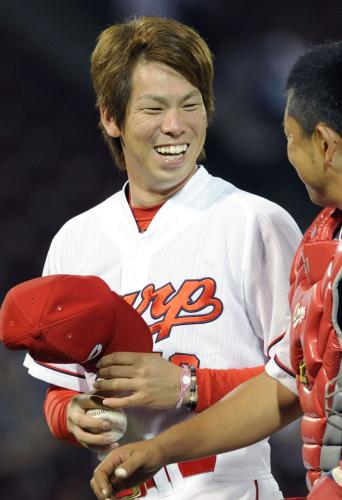 ７回１失点で８勝目を挙げ、ウイニングボールを手に笑顔の広島・前田健