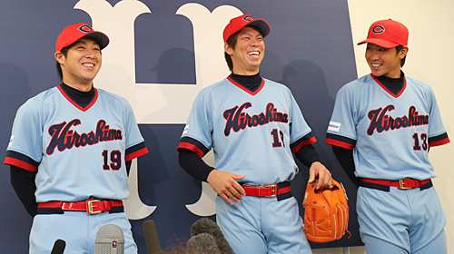 復刻版ユニホームを着て会見する（左から）野村、前田健、堂林