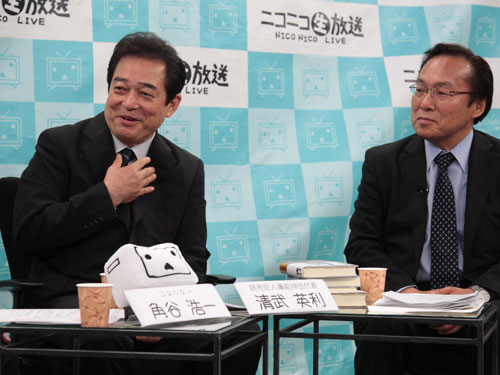 吉峯啓晴弁護士（右）同席のもと「ニコニコ生放送」に出演し、一連の騒動について話す巨人・清武元球団代表