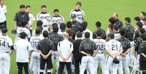 阪神・和田監督は練習前にチーム全員を集めて熱弁をふるう