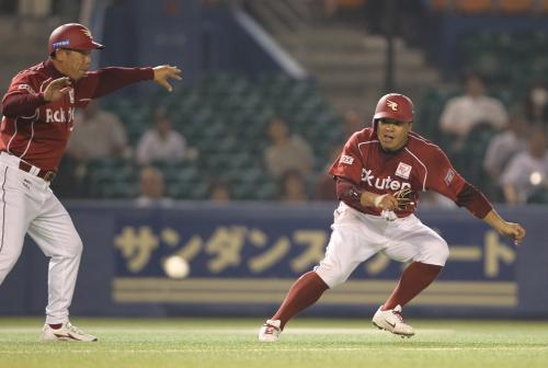 ＜ロ・楽＞９回１死一塁、枡田の右中間を破る打球で楽天の一塁走者・岩村は一気に三塁を回ったが本西三塁コーチ（左）の指示でストップ。三本間で挟まれる