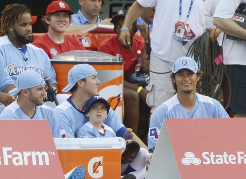 オールスター戦恒例の本塁打競争を、笑顔で見守るレンジャーズのダルビッシュ（右端）。左端上は優勝したタイガースのフィルダー