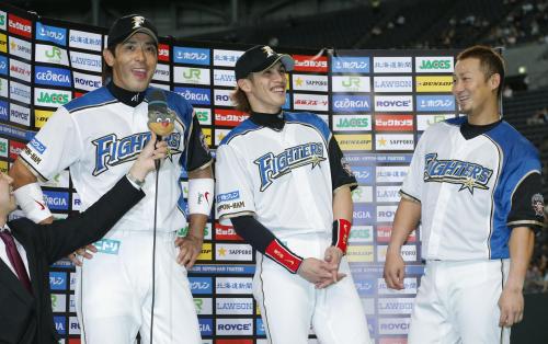 ロッテに快勝し笑顔の（左から）日本ハム・稲葉、陽岱鋼、中田