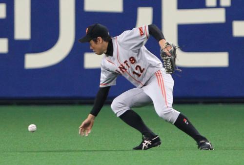 ＜中・巨＞９回２死二塁、谷繁の中前打の打球を中堅手・鈴木尚がファンブルする間、二塁走者・和田に同点の生還を許す