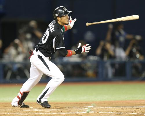 ＜全ウ・全イ＞７回２死一、二塁、阪神の中谷は適時三塁打を放つ