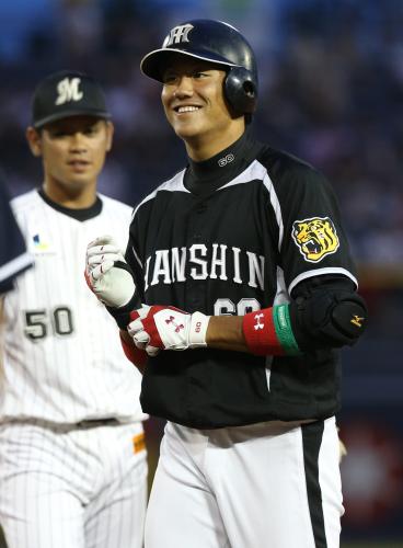 ＜全ウ・全イ＞４回２死一、三塁、阪神の中谷は右前適時打を打ち笑顔を見せる