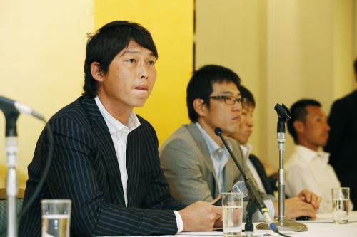 日本プロ野球選手会の臨時大会後、硬い表情で記者会見する新井貴浩会長（左端）ら