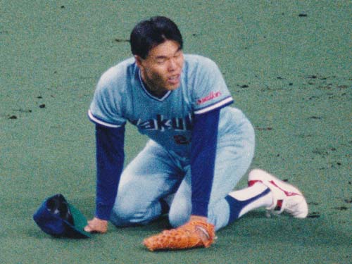 ９０年４月７日「疑惑の本塁打」ヤクルト・内藤が篠塚に本塁打を浴びしゃがみ込む