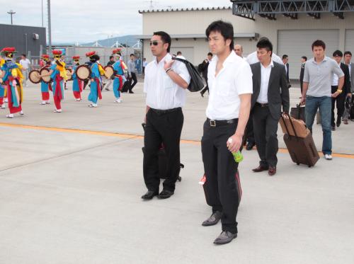 空港内のセレモニーに向かう（左から）阿部、高橋由、村田、内川