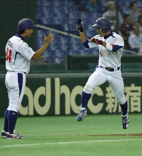 ＜伯和ビクトリーズ・ＪＦＥ東日本＞４回１死、ＪＦＥ東日本の大沢は本塁打を打ち三塁コーチャーの田浦（左）とジャンプしてハイタッチ