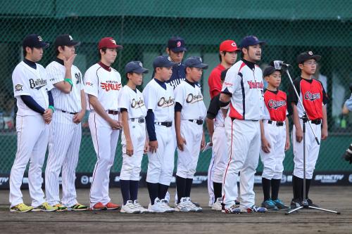 試合前、招待した被災地からの少年野球チームとともに野球発展への協力を誓う畠山