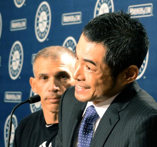 ヤンキース移籍の記者会見をするイチロー外野手。左はヤンキースのジラルディ監督