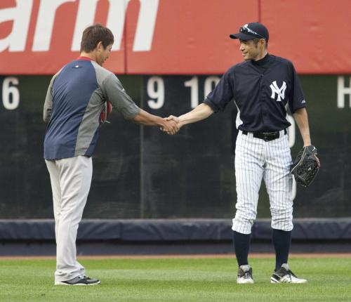 ＜ヤンキース・レッドソックス＞試合前、外野で練習中のイチローに駆け寄り握手をする松坂大輔（左）