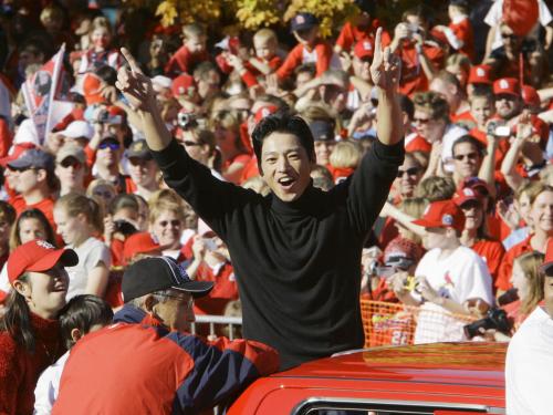 ２００６年10月、ワールドシリーズ制覇記念パレードで、ファンの声援に応えるカージナルスの田口壮外野手