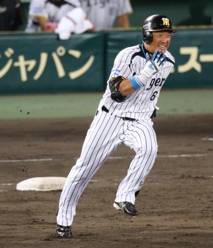 ＜神・ヤ＞５回１死二塁、阪神・金本は右翼線に勝ち越しの適時三塁打を放つ