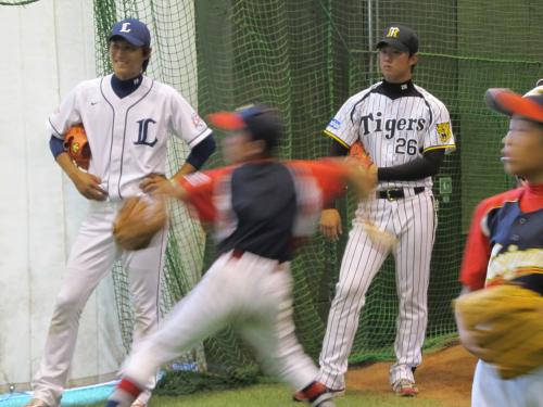 野球教室で小学生の投球を見守る（左から）西武・平野と阪神・歳内