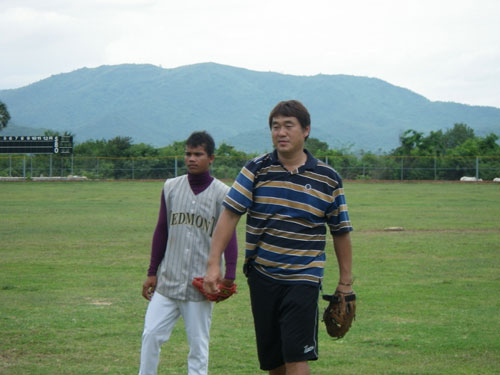 カンボジアの野球ナショナルチームを指導する広澤氏（右）