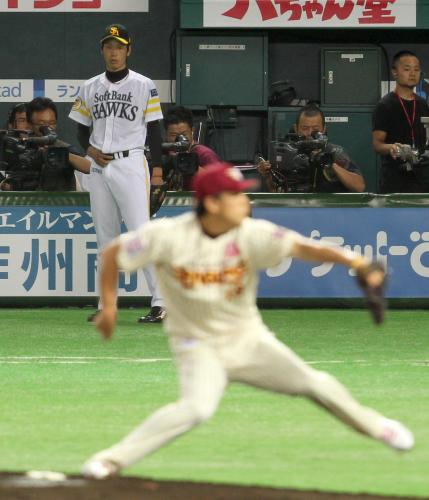 ＜ソ・楽＞楽天・田中の投球を見つめるソフトバンク・武田