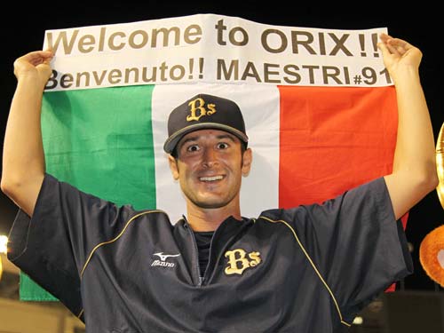 ＜ロ・オ＞初登板初勝利のオリックス・マエストリはイタリア国旗を手に笑顔