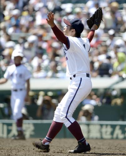９回表、最終打者の打球を見て手を上げる桐光学園・松井