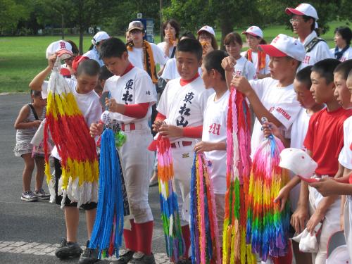 １４年ぶり２度目の決勝進出を決めた東松山野球スポーツ少年団ナインは試合後、浜ウインズキッズから手渡された必勝祈願の千羽鶴を見つめる