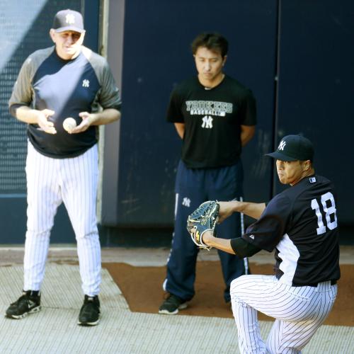 ロスチャイルド投手コーチ（左）に見守られ、ブルペンで投球練習をするヤンキース・黒田